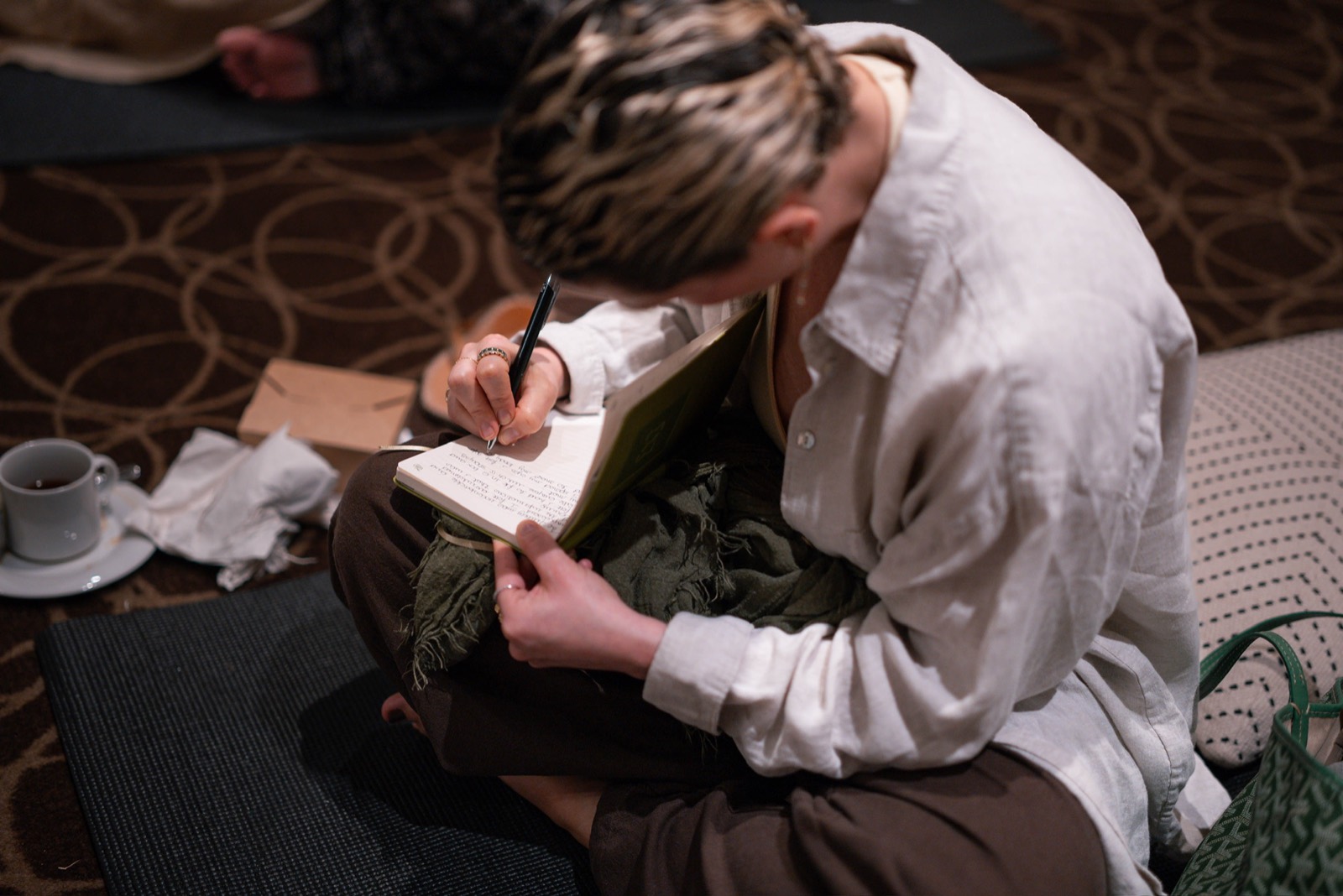 A guest journaling during an integration session